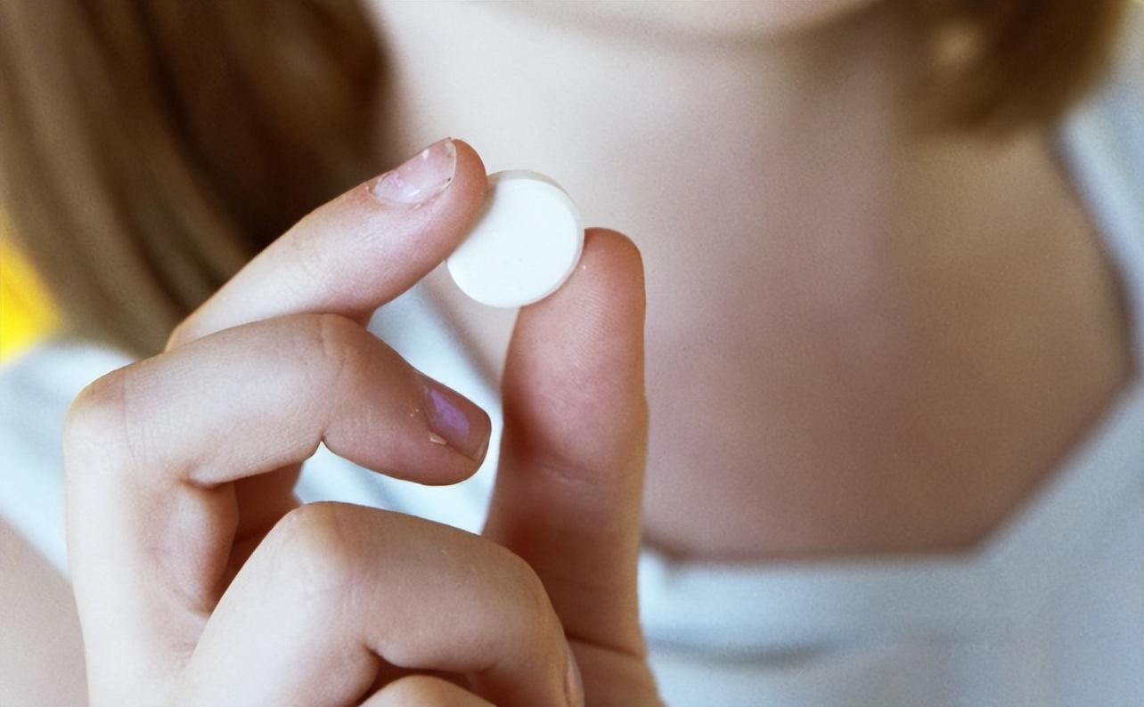 为何狗狗吐的是透明水状（详解引起狗狗呕吐的起因）