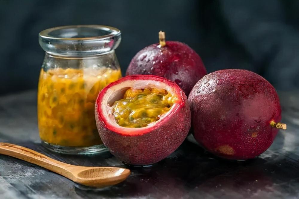 了解狗狗不能吃的水果（狗狗能吃香蕉吗）