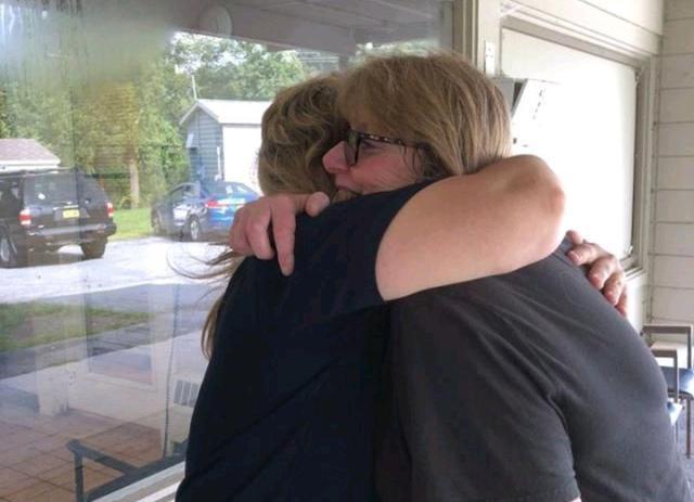 猫看见主人哭会怎么样(主人哭了猫知道吗)